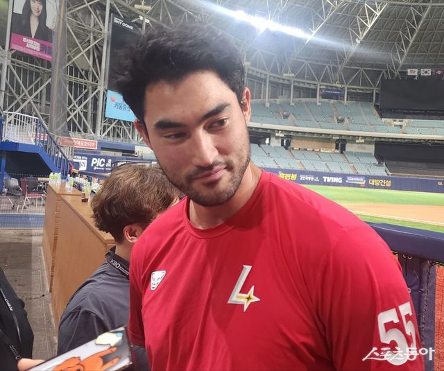 SSG 투수 화이트는 17일 고척 키움 히어로즈와 원정경기에서 선발등판해 퀄리티스타트로 시즌 5승(2패)을 챙겼다. 고척｜박정현 기자