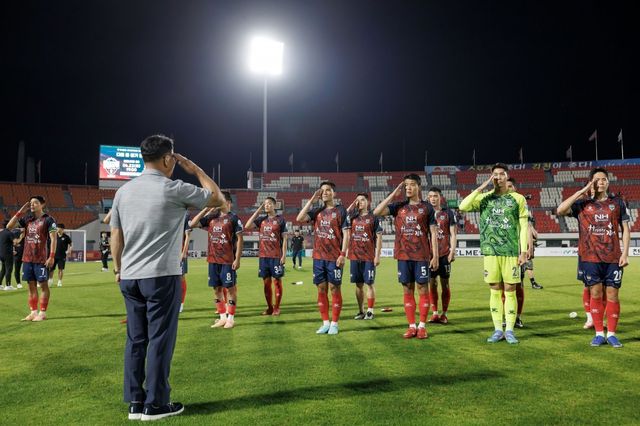 김천 선수들이 14일 김천종합운동장에서 벌어진 포항 스틸러스와 K리그1 경기에서 1-0으로 이긴 뒤 진규상 국군체육부대장(앞)을 향해 거수경례를 하고 있다. 최근 전역자가 대거 발생했지만, 새 얼굴들에게 기회를 준 포항전에서 승리해 걱정을 덜었다. 사진제공│한국프로축구연맹