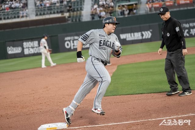 한화 안치홍이 17일 사직구장에서 열린 롯데와 원정경기 3회초 결승 중월 3점홈런을 터트린 뒤 베이스를 돌고 있다. 사진제공｜한화 이글스