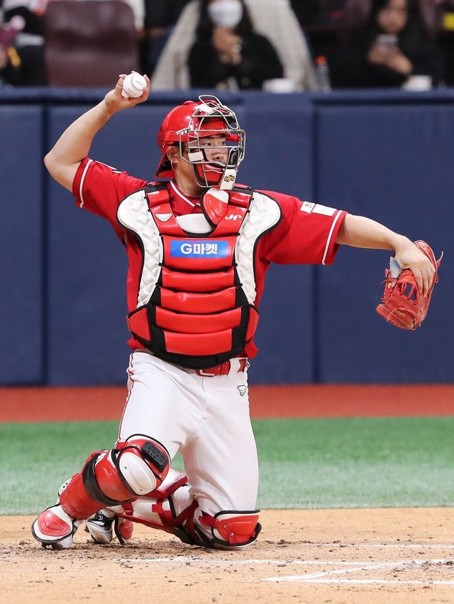 SSG 이지영은 전 소속팀 키움에 강하다. 17일 고척 키움전에서도 강세를 잃지 않으며 공격에서는 결승타를 쳤고, 수비에서는 선발투수 화이트의 무실점 투구를 이끌었다. 사진제공｜SSG 랜더스