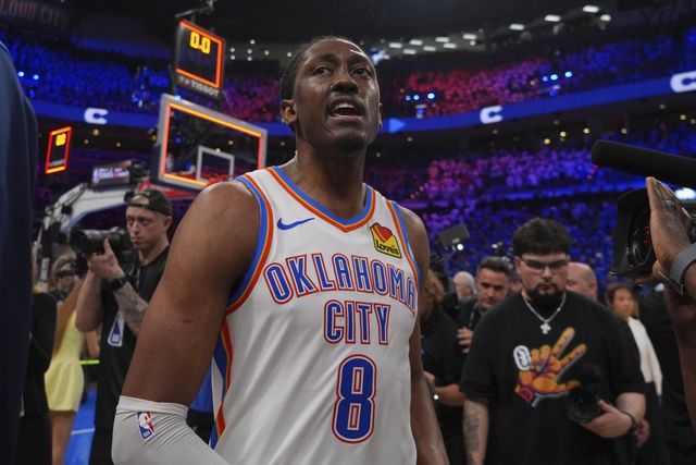 오클라호마시티 제일런 윌리언스가 17일(한국시간) 페이컴 센터에서 열린 인디애나와 NBA 파이널 5차전에서 40득점 활약으로 팀의 120-109 승리를 이끈 후 거친 숨을 몰아쉬고 있다. 시리즈 전적 3승2패를 기록한 오클라호마시티는 창단 첫 우승에 단 1승만을 남겨놓았다. 오클라호마시티(미 오클라호마주)｜AP뉴시스