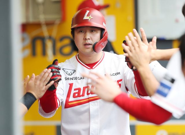 SSG 최정은 17일 문경 국군체육부대(상무)와 퓨처스(2군)리그에서 선발출전해 홈런포를 포함해 멀티히트로 활약했다. 눈 부위 부상은 회복되고 있지만, 오른쪽 햄스트링 부상이 완벽하게 치료되지 않고 있다. 사진제공｜SSG 랜더스