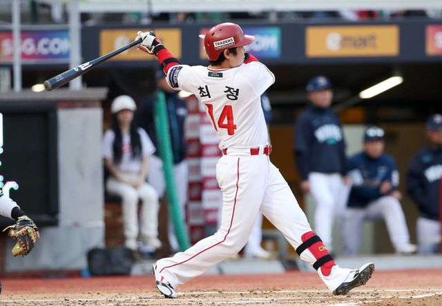 SSG 최정은 17일 문경 국군체육부대(상무)와 퓨처스(2군)리그에서 선발출전해 홈런포를 포함해 멀티히트로 활약했다. 눈 부위 부상은 회복되고 있지만, 오른쪽 햄스트링 부상이 완벽하게 치료되지 않고 있다. 사진제공｜SSG 랜더스