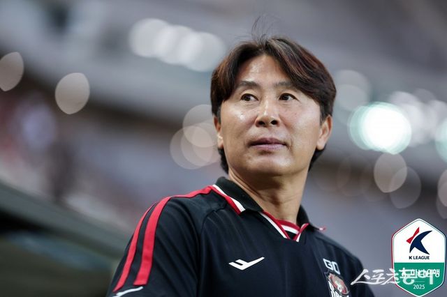 김기동 서울 감독은 17일 서울월드컵경기장에서 열린 ‘하나은행 K리그1 2025’ 19라운드 홈경기에서 강원FC와 1-1로 비긴 뒤 “딱 중위권 그 선에 서 있다고 생각한다. 외줄타기를 하는 느낌이다. 위로 올라설지, 아래로 떨어질지 조심스러운 싸움이 계속되고 있다”고 말했다. 사진제공｜한국프로축구연맹