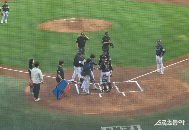 LG 엘리에이저 에르난데스가 2회초 투구 도중 박건우의 머리로 공을 던져 퇴장 조치를 받았다. 에르난데스가 박건우가 1루로 걸어가기 전 직접 다가가 사과를 하는 모습. 잠실｜장은상 기자 award@donga.com