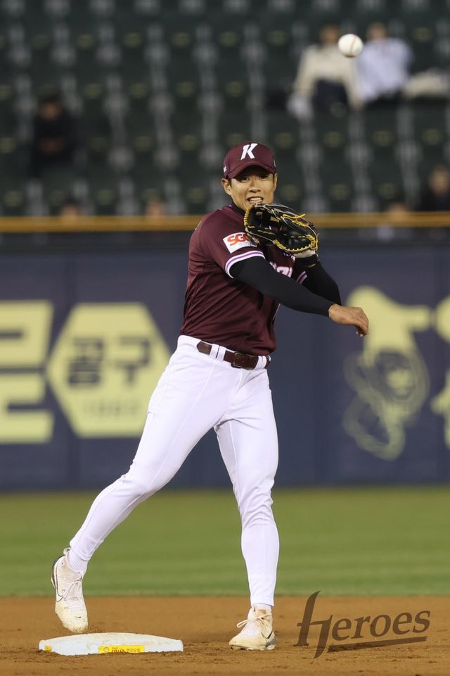 키움 내야수 송성문은 15일 잠실 두산전에서 수비 실책을 저지르며 중도 교체됐다. 사진제공｜키움 히어로즈