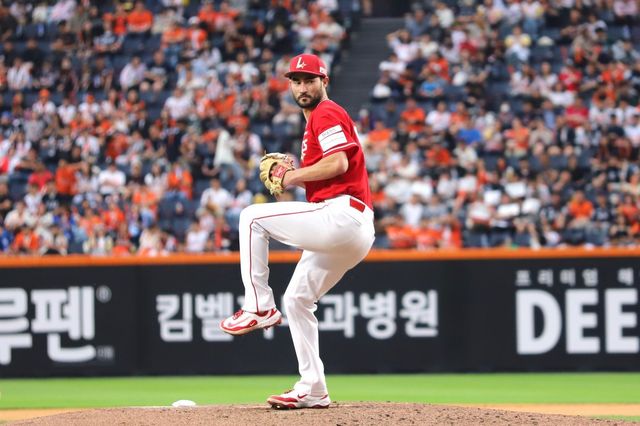 SSG 투수 화이트는 17일 고척 키움 히어로즈와 원정경기에서 선발등판해 퀄리티스타트로 시즌 5승(2패)을 챙겼다. 사진제공｜SSG 랜더스