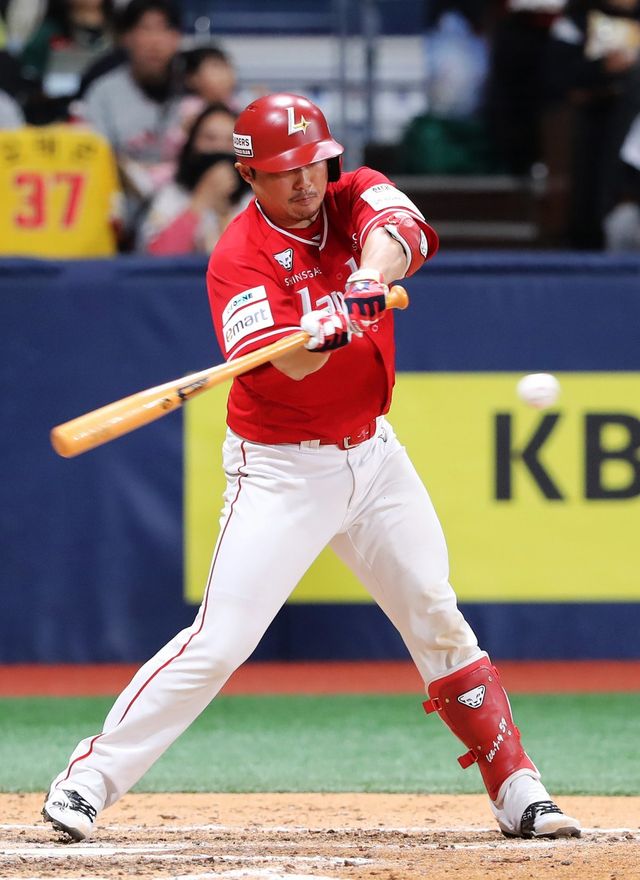 SSG 이지영은 전 소속팀 키움에 강하다. 17일 고척 키움전에서도 강세를 잃지 않으며 공격에서는 결승타를 쳤고, 수비에서는 선발투수 화이트의 무실점 투구를 이끌었다. 사진제공｜SSG 랜더스