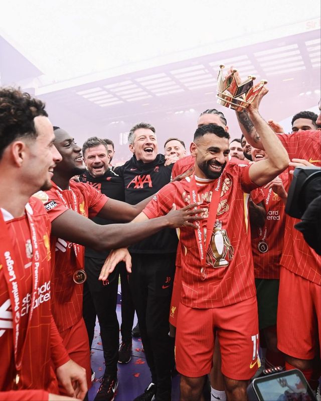 모하메드 살라를 비롯한 리버풀 선수들이 지난 시즌 EPL 우승을 확정한 뒤 흥겹게 춤을 추며 기쁨을 나누고 있다. 사진출처｜리버풀FC 페이스북