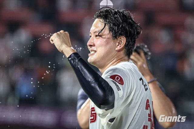 롯데 마무리투수 김원중이 18일 사직구장에서 열린 한화와 홈경기에서 1.1이닝 무실점 역투로 통산 150세이브를 달성했다. 롯데는 김원중의 활약에 힘입어 한화를 6-3으로 제압하고 3위를 지켰다. 경기가 끝난 뒤 동료들의 물세례로 흠뻑 젖은 김원중. 사진제공｜롯데 자이언츠