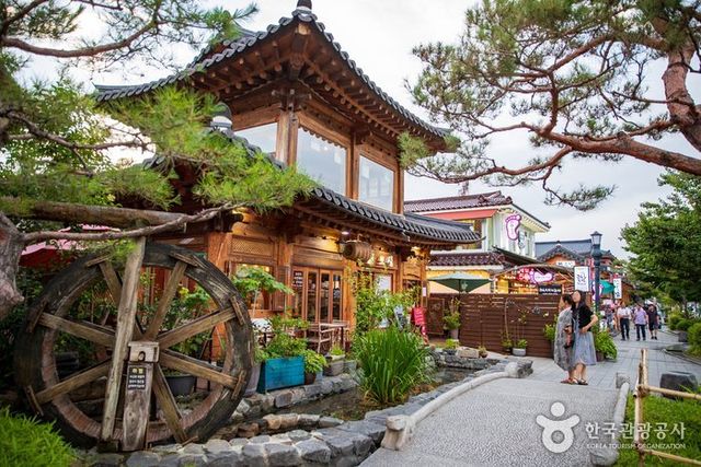 문화체육관광부와 한국관광공사가 선정한 ‘2023∼2024 한국관광 100선’에 올해 처음으로 뽑힌 33곳 중에 포함된 강원 동해 ‘도째비골스카이밸리’와 6회 연속 뽑힌 전주한옥마을(사진). 한국관광공사 제공