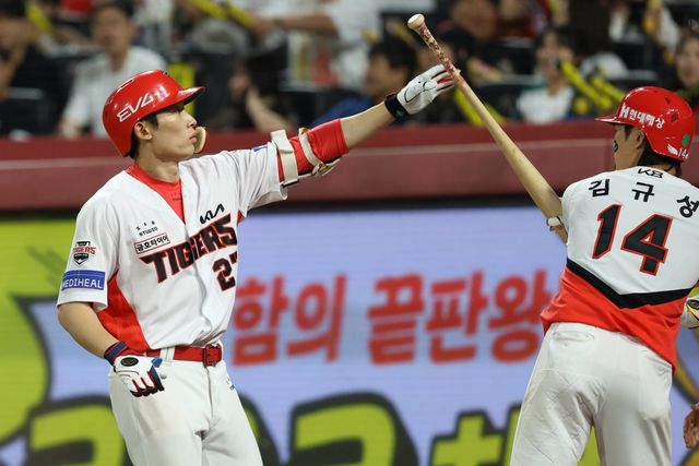 KIA 김호령(왼쪽)은 이범호 KIA 감독의 조언에 힘입어 타격 발전을 이뤄냈다. 부상자가 많은 KIA 타선에 활력을 불어넣고 있다. 사진제공｜KIA 타이거즈