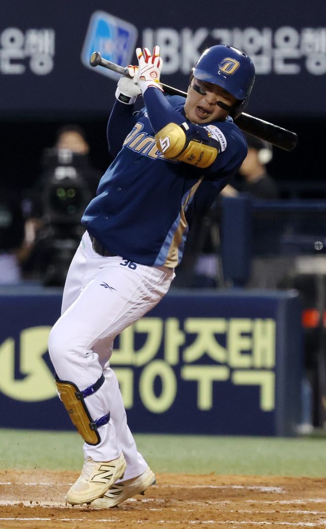 NC 권희동이 17일 잠실구장에서 열린 LG전에서 5회초 도중 손에 공을 맞아 고통스러워하고 있다. 이날 NC는 팀 사구가 3개나 나왔다. 잠실｜뉴시스