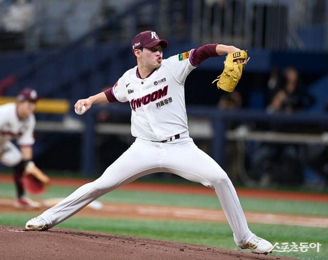 키움 우완 신인 윤현이 18일 1군 엔트리에서 말소됐다. 윤현은 17일 고척 SSG전에서 40개의 공을 던지며 0.2이닝 4실점을 기록했다. 홍원기 키움 감독은 “계속 도망가고 자신감 없는 투구는 본인의 성장을 위해서 다시 생각 해봐야 할 문제다”라고 꼬집었다. 스포츠동아DB