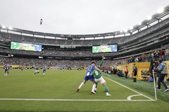 2026북중미월드컵 결승전이 열릴 미국 뉴저지주의 메트라이프 스타디움에서 ‘잔디 논란’이 불붙었다. 16일 클럽월드컵 조별리그 A조 1차전 FC 포르투(포르투갈)와 파우메이라스(브라질)의 맞대결(0-0 무) 직후, 양 팀 감독과 이날 경기 최우수선수로 선정된 파우메이라스 골키퍼 이스테방 윌리앙까지 “잔디가 경기력에 영향을 미쳤다”고 비판했다. 사진출처｜클럽월드컵 페이스북