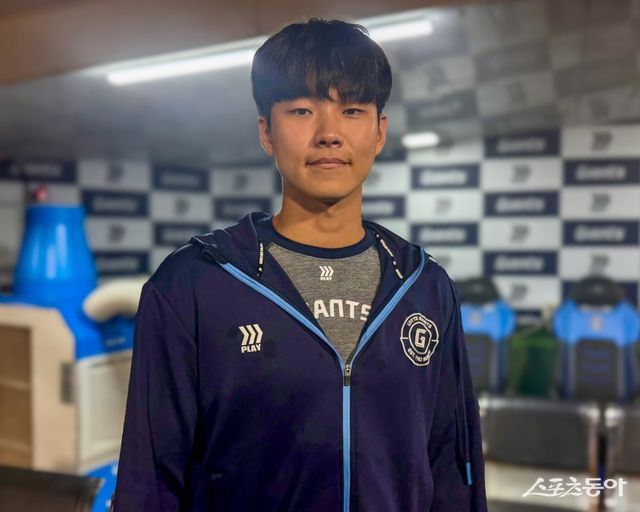 롯데 홍민기가 18일 사직구장에서 열린 한화와 홈경기에 선발등판해 4이닝 1실점 역투로 팀의 6-3 승리에 기여한 뒤 취재진과 만나 인터뷰하고 있다. 사직｜김현세 기자 kkachi@donga.com