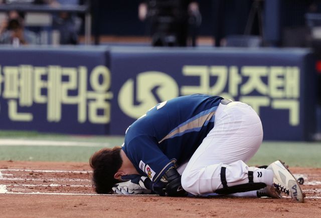 NC 박건우가 17일 잠실 LG전 2회초 엘리에이저 에르난데스의 투구에 헬멧을 맞은 뒤 고통스러워하고 있다. 다행히 검진 결과 골절 소견은 나오지 않았고, 18일에는 휴식을 취한다. 뉴시스