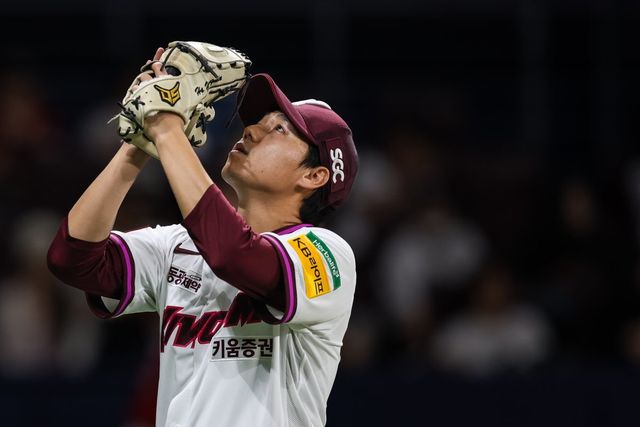 키움 하영민이 18일 고척 스카이돔에서 열린 2025 KBO리그 SSG전에서 투구를 앞두고 집중하는 모습. 하영민은 이날 6이닝 1실점 호투로 팀의 3-2 승리를 이끌었다. 올해 SSG를 상대로만 3승째를 거두며 천적의 면모를 과시했다. 사진제공｜키움 히어로즈