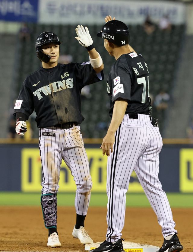 LG 신민재(왼쪽)는 18일 잠실 NC전에서 3타수 3안타 3타점 3득점으로 팀의 9-8 승리를 이끌었다. 서울｜뉴시스