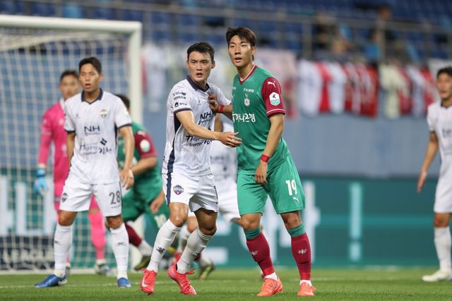 대전하나 서진수(오른쪽)와 김천 오인표(왼쪽)가 18일 대전월드컵경기장에서 열린 K리그1 19라운드 경기에서 세트피스 상황 도중 경합을 하고 있다. 경기는 0-0으로 끝났다. 사진제공│한국프로축구연맹