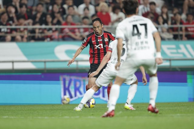 서울 문선민(가운데)이 17일 강원과 홈경기에서 드리블을 시도하고 있다. 이날 서울은 문선민의 동점골로 간신히 1-1 무승부를 거뒀다. 사진제공｜한국프로축구연맹