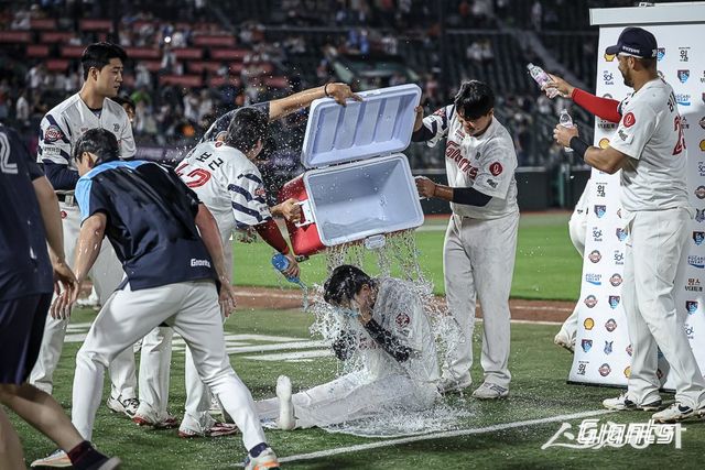 롯데 마무리투수 김원중(가운데)이 18일 사직구장에서 열린 한화와 홈경기에서 1.1이닝 무실점 역투로 통산 150세이브를 달성한 뒤 동료들의 물세례를 받고 있다. 사진제공｜롯데 자이언츠