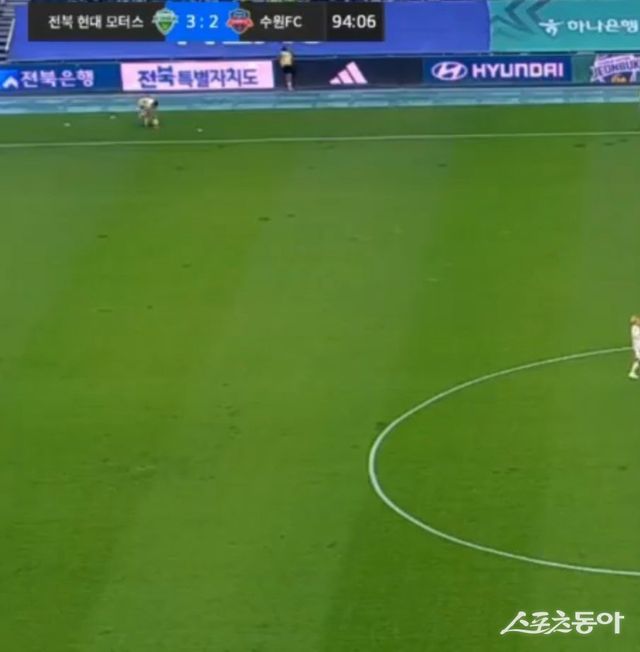 전북 볼보이들이 17일 전주월드컵경기장에서 열린 수원FC와 K리그1 홈경기가 종료되기도 전에 공들을 치워버리고 있다. 사진출처｜중계화면 캡처