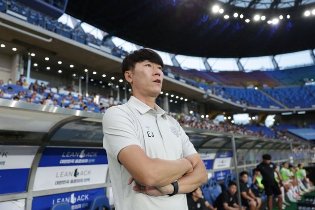 수원FC는 18일 현재 11위로 남은 시즌 치열한 생존 경쟁이 불가피하다. 그러나 주포 안데르손의 이탈이 기정사실화 돼 전력이 약화될 것으로 보인다. 여름이적시장에서 전력보강 없인 5시즌 연속 K리그1 잔류도 힘들 것으로 보여 김은중 감독(사진)의 근심이 크다. 사진제공│한국프로축구연맹