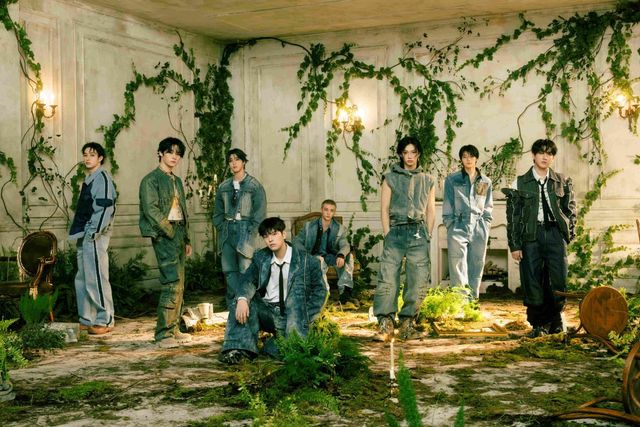 스트레이 키즈가 일본 미니 3집 ‘Hollow’를 통해 3년 만에 전곡 일본 오리지널 신보를 선보이며 뜨거운 현지 반응을 얻고 있다. 타이틀곡 ‘Hollow’는 멤버들이 직접 프로듀싱한 곡으로, 현진·승민의 와이어 액션이 돋보이는 뮤직비디오와 함께 일본 음원·영상 차트를 석권하며 글로벌 인기를 입증했다. 사진제공|JYP엔터테인먼트