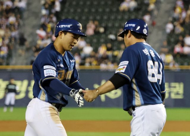 NC 김휘집(왼쪽). 잠실｜뉴시스