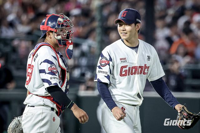 롯데 홍민기(오른쪽)가 18일 사직구장에서 열린 한화와 홈경기 도중 배터리를 이룬 포수 박재엽과 짧은 대화를 나누고 있다. 사진제공｜롯데 자이언츠