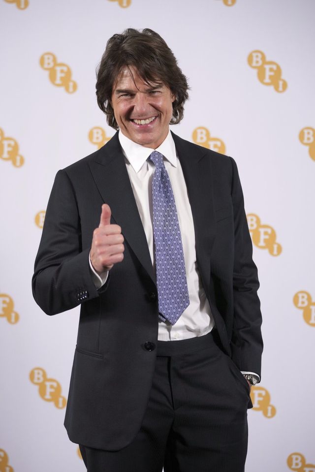 [런던=AP/뉴시스] 배우이자 제작자인 톰 크루즈가 12일(현지 시간) 영국 런던에서 열린 영국영화협회(BFI) 펠로우십 시상식에 참석해 포토타임을 갖고 있다. 1971년에 제정된 BFI 펠로우십은 매년 영화 예술과 문화에 대한 공로로 배우, 감독, 작가, 제작자 등에게 수여되는 상이다. 2025.05.13.