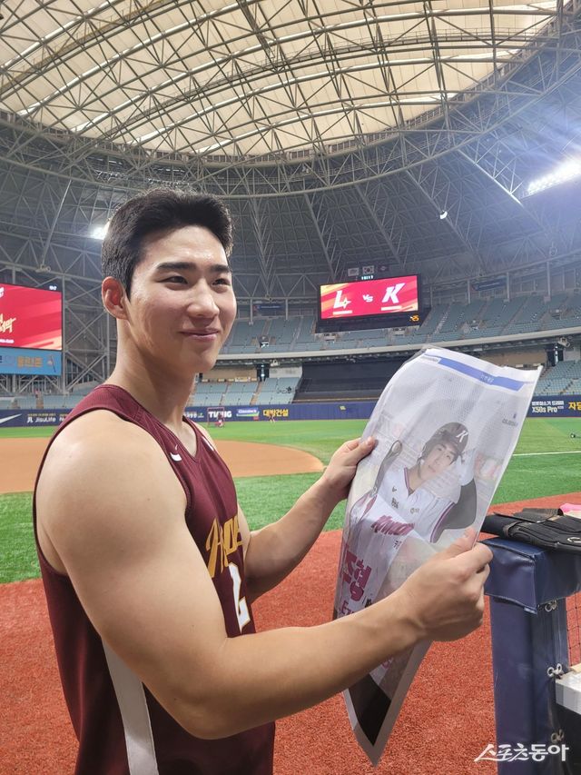 키움 이주형이 18일 고척 스카이돔에서 6월 16일자 스포츠동아 지면을 들고 사진 촬영을 하고 있다. 이주형은 지난달 19일부터 이달 1일까지 ‘셀럽챔프’와 스포츠동아가 진행한 ‘2025시즌 유니폼 판매왕 후보 예측’ 투표에서 1위를 차지했다.&nbsp;고척｜장은상 기자 award@donga.com