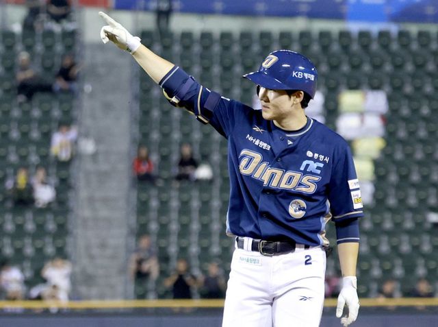 NC 박민우가 19일 잠실구장에서 열린 LG전 7회초 2사 만루 찬스에서 2타점 적시타를 때린 뒤 덕아웃을 향해 세리머니를 선보이고 있다. 박민우의 멀티히트를 앞세운 NC가 LG를 3-0으로 격파했다. 서울｜뉴시스