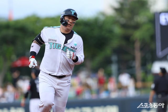 KIA 최형우가 19일 광주 KT전에서 2회말 선제 솔로홈런을 쳐낸 뒤 베이스를 돌고 있다. KIA는 최형우의 홈런에 힘입어 5-0 승리를 거두고 5연승을 질주했다. 사진제공｜KIA 타이거즈