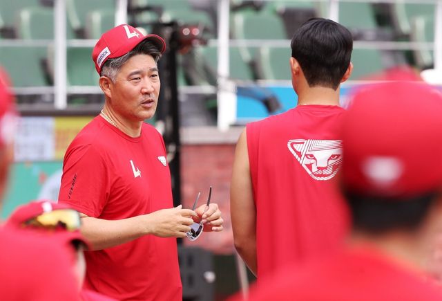 이숭용 SSG 감독(왼쪽)은 좀처럼 터지지 않는 타선에 답답한 마음을 토로했다. 사진제공｜SSG 랜더스