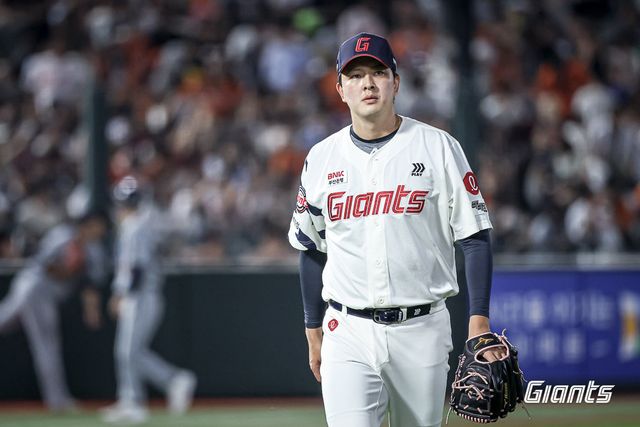 롯데 마무리 김원중이 18일 사직구장에서 열린 한화와 홈경기에 구원등판해 통산 150세이브를 달성했다. 프로야구 원년 구단 롯데에서 150세이브를 달성한 선수는 김원중이 최초다. 사진제공｜롯데 자이언츠