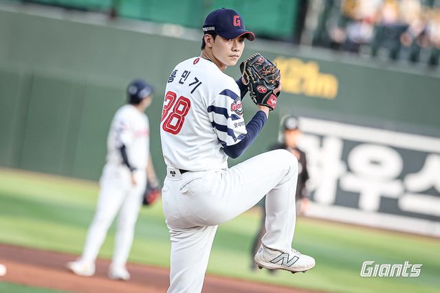 롯데 홍민기가 18일 사직구장에서 열린 한화와 홈경기에 선발등판해 투구 동작을 취하고 있다. 김태형 롯데 감독은 이날 인상적인 투구를 펼친 홍민기에게 선발로 나설 기회를 더 주겠다고 공언했다. 사진제공｜롯데 자이언츠