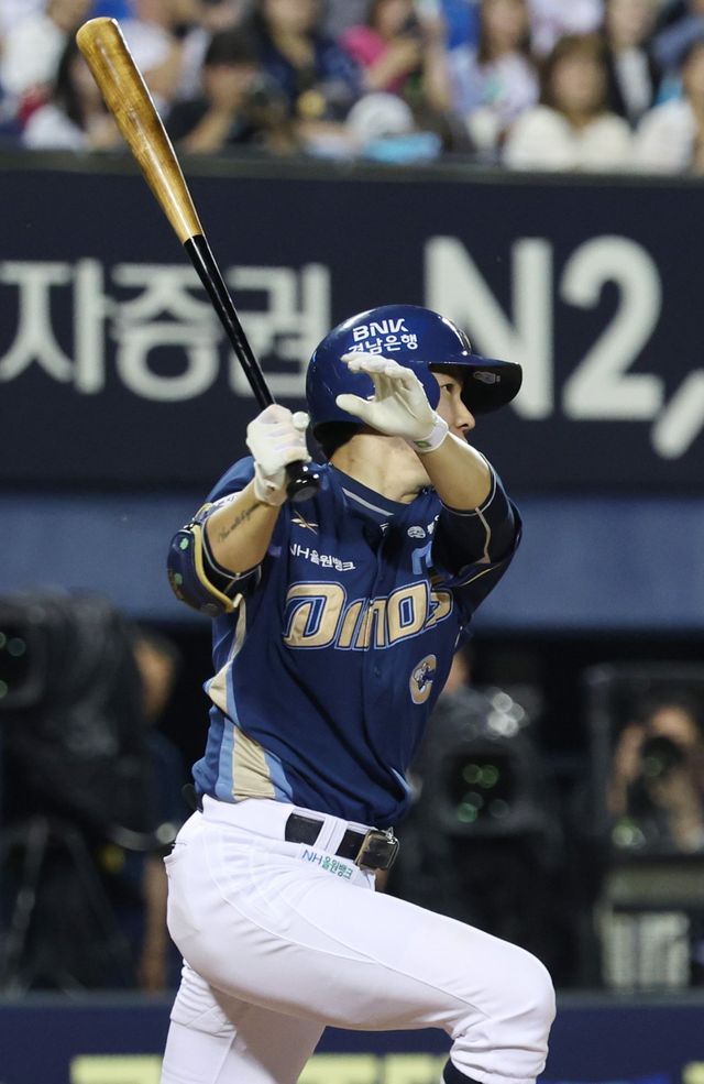 NC 박민우가 19일 잠실구장에서 열린 LG전 7회초 2사 만루 찬스에서 2타점 적시타를 때리고 있다. 박민우의 멀티히트를 앞세운 NC가 LG를 3-0으로 격파했다. 서울｜뉴시스