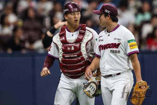 키움 박주성(오른쪽)은 19일 고척 SSG전에서 생애 첫 선발등판해 5이닝 1실점에도 승리투수가 되지 못했지만, 이날 호투로 기대감을 불러왔다. 사진제공｜키움 히어로즈