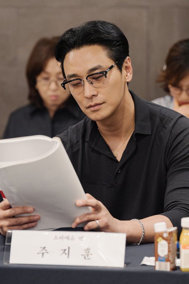 웹툰 신드롬 ‘재혼 황후’가 디즈니+ 오리지널 시리즈로 제작된다. 신민아, 주지훈, 이종석, 이세영 등 초호화 캐스팅 라인업이 기대감을 높인다. 사진제공 | 디즈니+