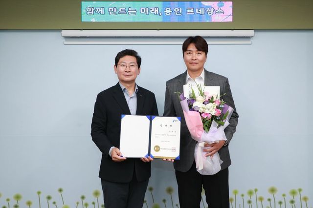 용인FC가 내년 K리그2 참가를 목표로 창단 작업을 하는 과정에서 초대 테크니컬 디렉터로 이동국(오른쪽)을 선임했다. 19일 용인시청 시장실에서 이상일 시장(왼쪽)과 기념촬영을 하는 모습. 사진제공│용인시청