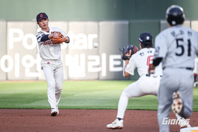 롯데 전민재가 19일 사직구장에서 열린 한화와 홈경기 도중 유격수 수비를 소화하고 있다. 사진제공｜롯데 자이언츠