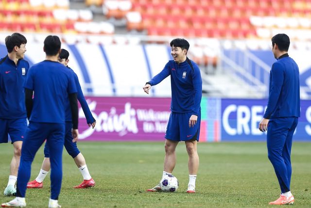 축구대표팀 주장 손흥민은 11회 연속 월드컵 본선진출을 확정지은 6월 소집기간 중에 동갑내기 친구 문선민의 생일을 챙긴 한편 선수들과 코치진, 지원스태프가 모두 동참한 소고기 축하파티로 ‘함께’의 의미를 되새겼다. 사진제공｜대한축구협회