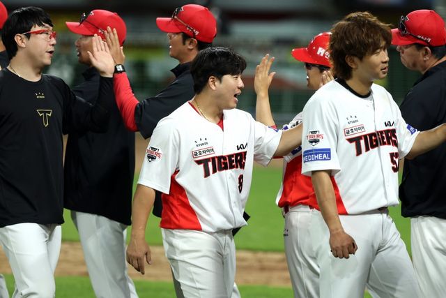 KIA는 부상자 속출로 6월 중순부터 버티기에 돌입했지만, 페이스가 살아나며 반등하고 있다. 6월 치른 5번의 시리즈 중 4번이나 위닝시리즈를 달성했다. 사진제공｜KIA 타이거즈