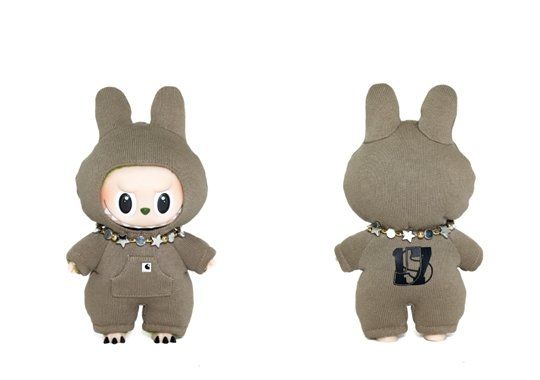 케이(K)팝 톱티어 세븐틴과 글로벌 아이템으로 우뚝 선 인형 ‘라부부’의 시너지가 폭발했다. 세븐틴이 패션 브랜드 사카이 등과 협업해 내놓은 한정판 ‘라부부’ 인형이 ‘자선 경매’에서&nbsp;최고가 4300만 원에 낙찰됐다. 사진｜주피터(JOOPITER) 캡처