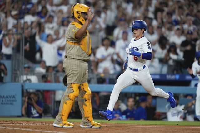 김혜성(오른쪽)이 19일(한국시간) 다저스타디움에서 열린 2025 메이저리그(MLB) 샌디에이고와 홈경기에서 5회말 달튼 러싱의 2타점 적시타 때 홈을 밟고 있다. 김혜성은 시즌 4번째 2루타를 날리며 팀의 4-3 승리를 도왔다. LA ｜AP뉴시스