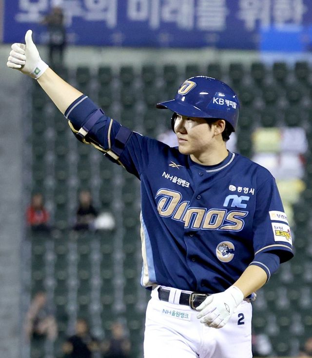 NC 박민우가 19일 잠실구장에서 열린 LG전 7회초 2사 만루 찬스에서 2타점 적시타를 때린 뒤 덕아웃을 향해 세리머니를 선보이고 있다. 박민우의 멀티히트를 앞세운 NC가 LG를 3-0으로 격파했다. 서울｜뉴시스