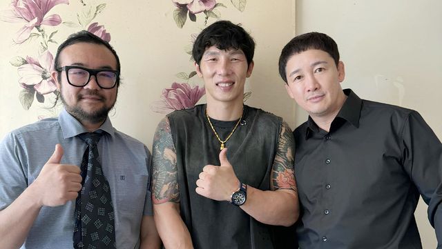 털보네 액상공장 황일영 대표(왼쪽)는 로드FC 정문홍 회장(오른쪽)의 소개로 로드FC 소속 파이터 오카(가운데)와 만났다. 오카의 러브 스토리에 감동을 받은 황 대표는 그의 든든한 후원자가 되기로 결심했다. 후원금은 물론, 은퇴 후 활동할 수 있는 체육관까지 차려주기로 약속했다. 사진제공｜로드FC