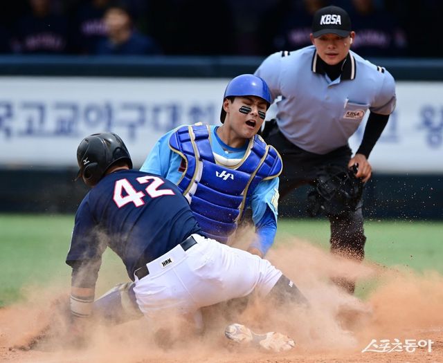 부산고 시절의 박재엽(가운데)이 ‘제77회 황금사자기 전국고교야구대회 겸 주말리그 왕중왕전’ 배재고의 8강전 도중 홈스틸을 시도한 상대 주자를 태그아웃시키고 있다. 스포츠동아DB
